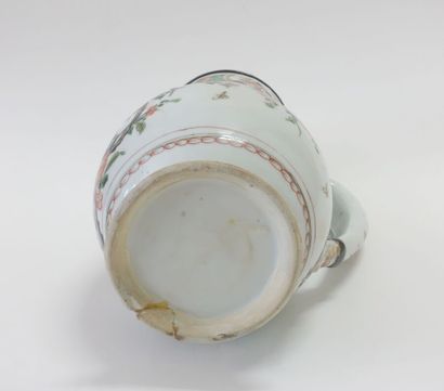 null CHINE - Époque KANGXI (1662-1722).

Verseuse en porcelaine émaillée polychrome...