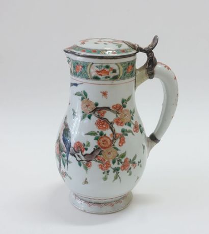 null CHINE - Époque KANGXI (1662-1722).

Verseuse en porcelaine émaillée polychrome...