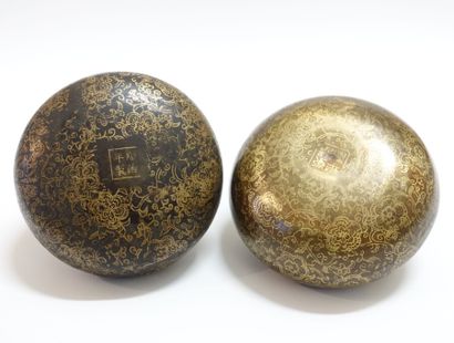 null CHINE, vers 1900.

Deux bouillottes en alliage cuivreux à décor patiné de rinceaux...
