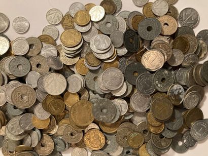 null Fort lot de pièces de monnaies diverses dont :

- Francs et centimes RF

- Francs...