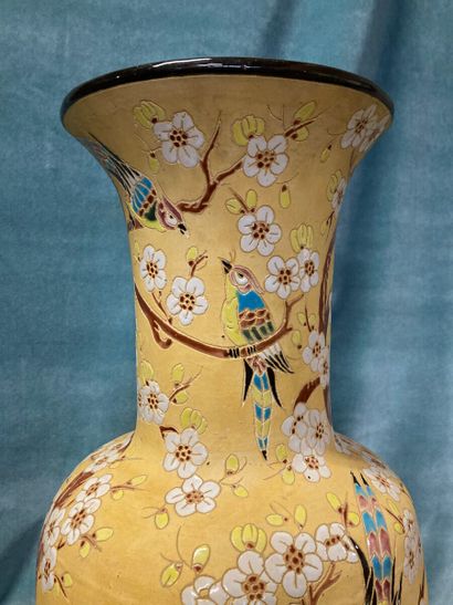 null Grand vase balustre dans le gout japonisant en céramique émaillée jaune à décor...