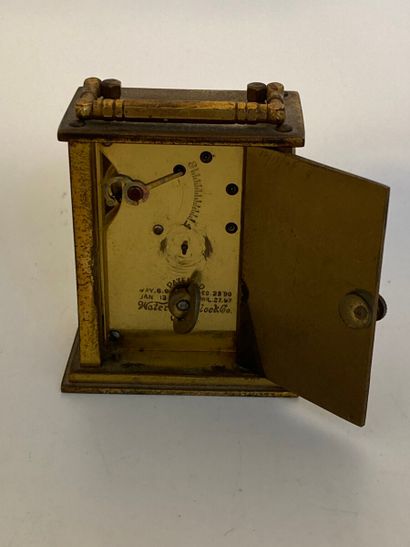 null Lot comprenant : une montre à gousset LANCEL en métal doré, une pendulette de...
