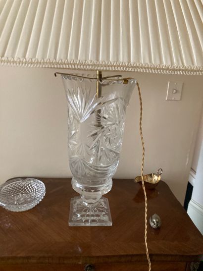 null Grand vase en cristal taillé reposant sur un piédouche.

(Transformé en lampe,...