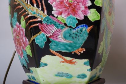 null CHINE.

Grand vase en porcelaine de Canton.

Fin du XIXe siècle.

(Monté en...