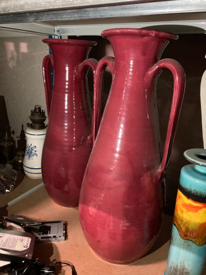 null Paire de grands vases en forme d'amphores en faïence à glaçure rouge.

Signature...