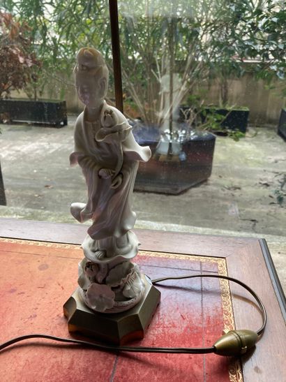 null CHINE. 

Guanyin en porcelaine blanche sur un tertre, un panier au bras. 

Haut....