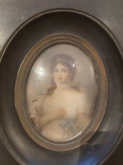 null Lot de deux miniatures :

Portrait de dame à la couronne d'étoiles, signé Le...