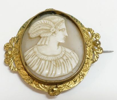 null Broche camée ovale ornée d'un profil de femme à l'antique, la monture en métal...