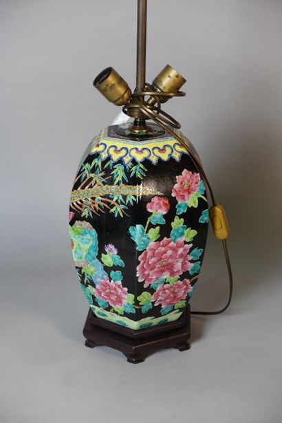 null CHINE.

Grand vase en porcelaine de Canton.

Fin du XIXe siècle.

(Monté en...