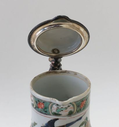 null CHINE - Époque KANGXI (1662-1722).

Verseuse en porcelaine émaillée polychrome...