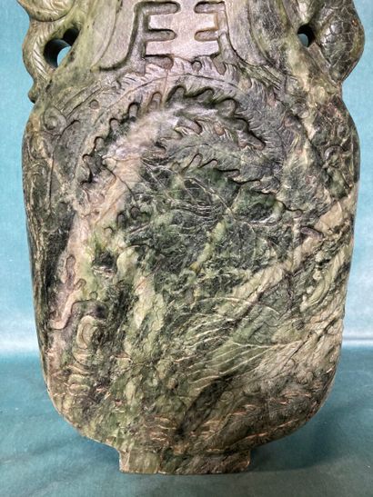 null EXTRÊME-ORIENT.

Vase en pierre dure (jadéite ?) sculptée, les anses formées...