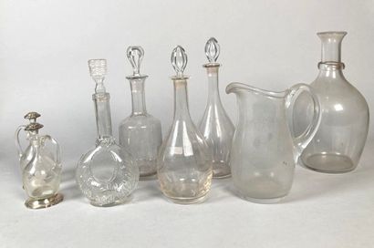 null Réunion de huit carafes en verre et cristal, les petites carafes avec une monture...