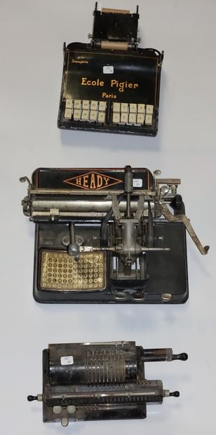 Lot de trois machines à écrire anciennes...