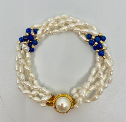 null Lot de trois colliers de perles semblables, accompagnés de trois bracelets assortis...