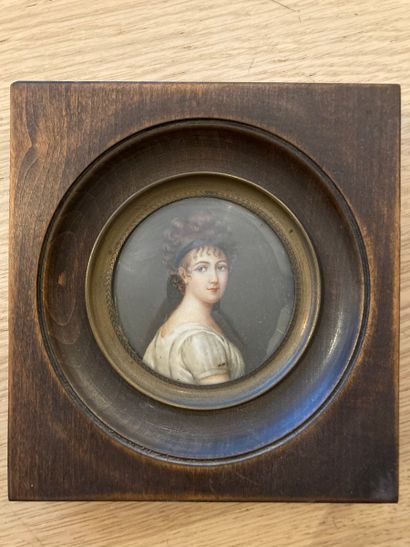 null Lot de trois miniatures sur ivoire :

- Un portrait dit de Madame Récamier,...