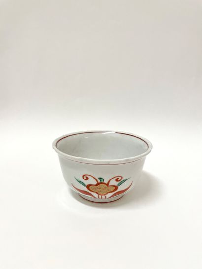 null CHINE - Époque KANGXI (1662-1722).

Verseuse en porcelaine émaillée polychrome...