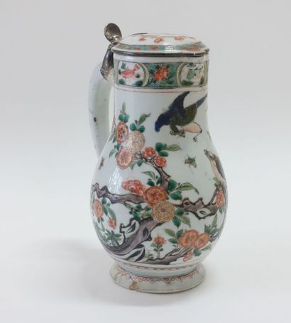 null CHINE - Époque KANGXI (1662-1722).

Verseuse en porcelaine émaillée polychrome...