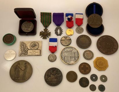 null Lot de médailles diverses et décorations diverses dont décoration militaire...
