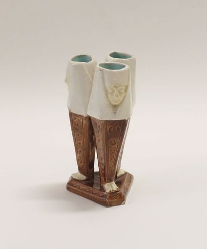 null PARIS. 

Trois vases accolés figurant trois têtes d'égyptiennes en khat posées...