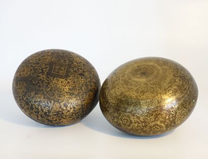 null CHINE, vers 1900.

Deux bouillottes en alliage cuivreux à décor patiné de rinceaux...