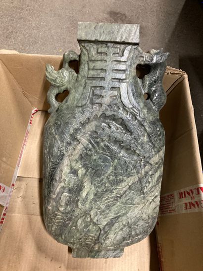 null EXTRÊME-ORIENT.

Vase en pierre dure (jadéite ?) sculptée, les anses formées...