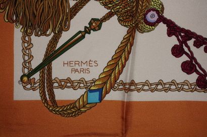 null HERMÈS PARIS.

Carré de soie " Cavalier royal ", la bordure orange.

Signé.

Dans...
