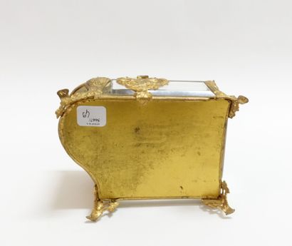 null Petite boîte en métal doré simulant un piano à décor de profils, feuillages...