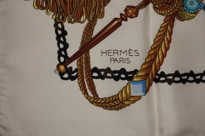 null HERMÈS PARIS.

Carré de soie " Cavalier royal ", la bordure blanche.

(Tache...