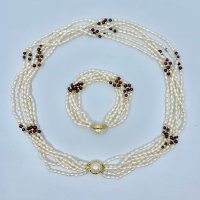 null Lot de trois colliers de perles semblables, accompagnés de trois bracelets assortis...