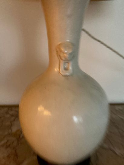 null CHINE.

Vase de forme balustre en céramique blanche à décor de têtes de lion...
