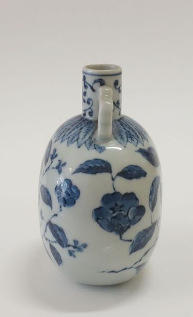 null Vase gourde blanc et bleu à décor de plumes et de fleurs, deux petites anses.

Probablement...