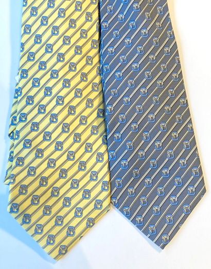 null HERMÈS PARIS. 

Lot de deux cravates en soie sur fond jaune et sur fond bleu,...