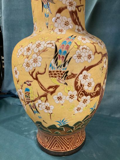 null Grand vase balustre dans le gout japonisant en céramique émaillée jaune à décor...