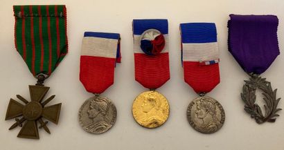 null Lot de médailles diverses et décorations diverses dont décoration militaire...