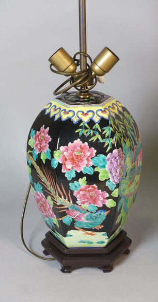 null CHINE.

Grand vase en porcelaine de Canton.

Fin du XIXe siècle.

(Monté en...