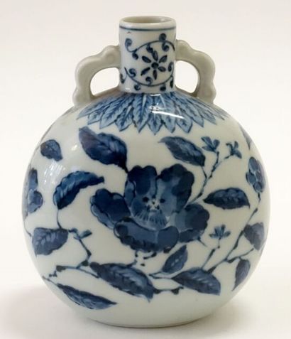 Vase gourde blanc et bleu à décor de plumes...