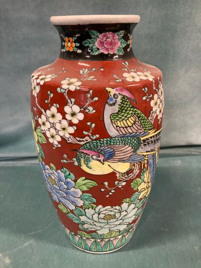 CHINE, XXe siècle. 
Vase en céramique émaillée...