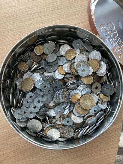 null Fort lot de pièces de monnaies diverses dont :

- Francs et centimes RF

- Francs...