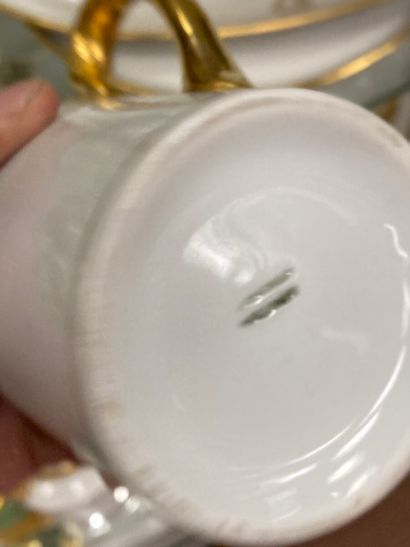 null Important service en porcelaine de Limoges blanche à filets or, monogrammé B.D...