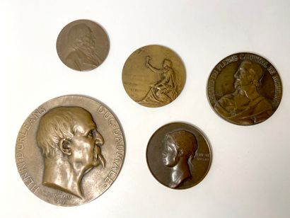 null Lot de médailles commémoratives en bronze :

- Henri d'Orléans, Duc d'Orléans.

-...
