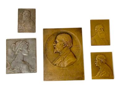 Cinq plaquettes commémoratives en bronze...