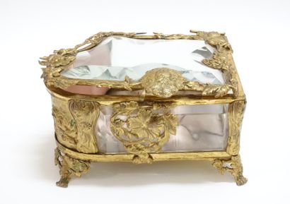null Petite boîte en métal doré simulant un piano à décor de profils, feuillages...