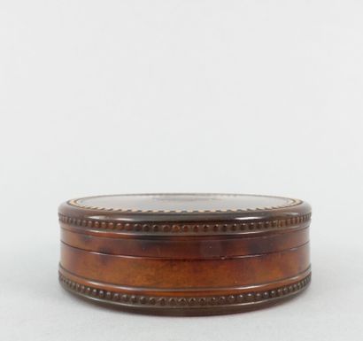 null Circular snuffbox in tortoiseshell with piqué decoration

Early 19th century

(Slightly...