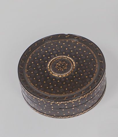null Circular snuffbox with gilt piqué decoration on a black background

Early 19th...