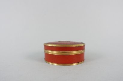 null Circular snuffbox in tortoiseshell and red lacquer in a gilded

with a flower...