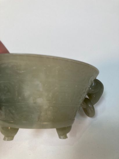 null CHINE - XVIIIe siècle

Coupe évasée en néphrite céladon, sculptée en léger relief...