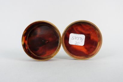 null Circular snuffbox in tortoiseshell and red lacquer in a gilded

with a flower...