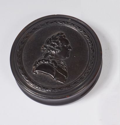 null Circular snuffbox in tortoise shell, the lid decorated with a profile of Louis...