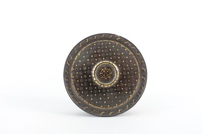 null Circular snuffbox with gilt piqué decoration on a black background

Early 19th...