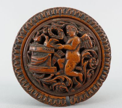 null Circular snuffbox in corozo nut, decorated with an allegory of love

(Small...